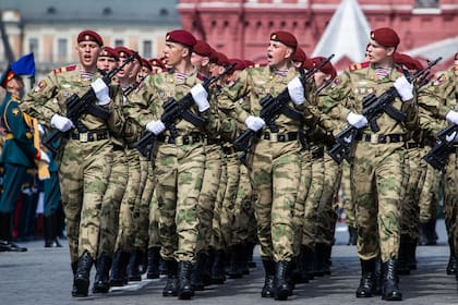 Soldados participan en un ensayo del desfile del Día de la Victoria, en Moscú, Rusia, el 7 de mayo de 2022.