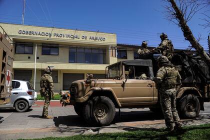 Soldados patrullan al frente de un edificio gubernamental en Arauco, en la región de La Araucanía, en el sur de Chile. (AP Foto/Jose Luis Saavedra)