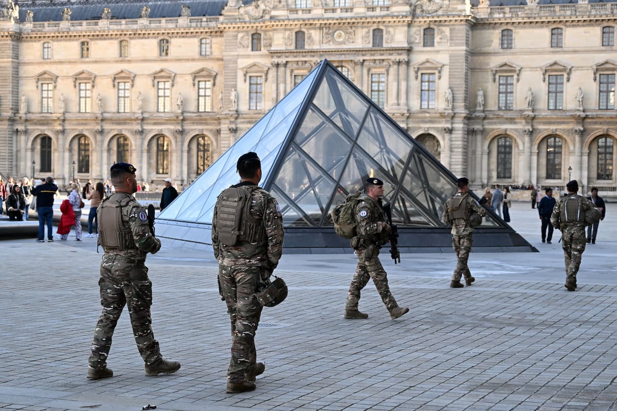 Soldados patrullan el patio del museo Louvre, el jueves 30 de octubre de 2025 en París. (AP Foto/Emma Da Silva)