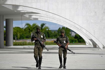 Soldados patrullan en el Palacio Planalto en Brasilia