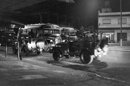 Soldados patrullan la ciudad en la noche del 23 de marzo