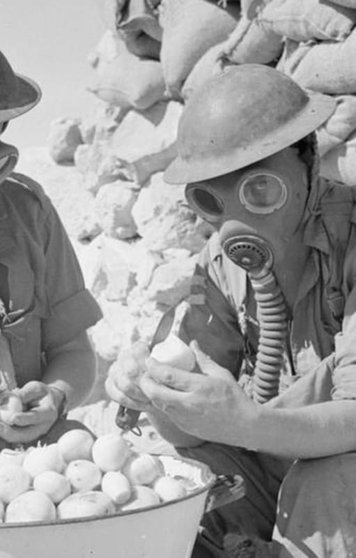 Soldados pelan cebollas mientras usan máscaras antigás para no llorar, 1941 (Foto del teniente británico William George Vanderson)