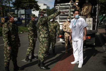 Soldados portan barbijos como medida de prevención contra la enfermedad causada por el coronavirus, en Bogotá