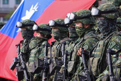 Soldados posan con la bandera de Taiwán después de un ejercicio de mejoramiento de preparación de defensa contra intrusiones militares de China continental