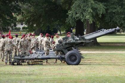 Soldados preparan la ceremonia para cambiar el nombre de la base militar Fort Bragg, en Carolina del Norte