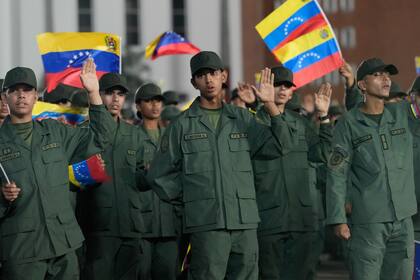 Soldados prestan juramento ante el presidente Nicolás Maduro durante un acto cívico-militar en la academia militar de Caracas, Venezuela, el martes 25 de noviembre de 2025