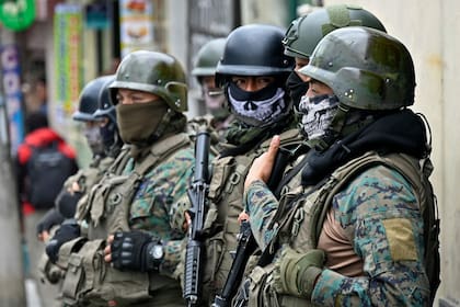 Soldados que respaldan a las fuerzas policiales hacen guardia frente a la prisión El Inca en Quito el 8 de enero de 2024, antes de una operación de seguridad tras incidentes dentro de la instalación.