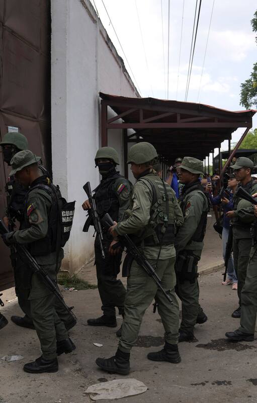 Soldados realizan un operativo en el Centro Penitenciario de Aragua, en Tocorón, Venezuela, el 20 de septiembre de 2023. En esta prisión tuvo origen el grupo criminal Tren de Aragua. (AP Foto/Ariana Cubillos, Archivo)