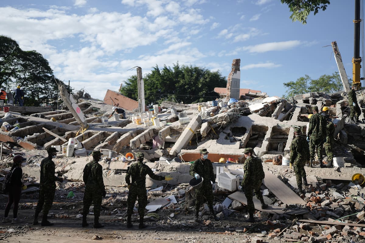 Soldados retiran escombros tres días después del terremoto que azotó Cali, Colombia, el jueves 13 de agosto