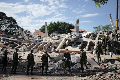 Soldados retiran escombros tres días después del terremoto que azotó Cali, Colombia, el jueves 13 de agosto de 2026. (AP Foto/Iván Valencia)