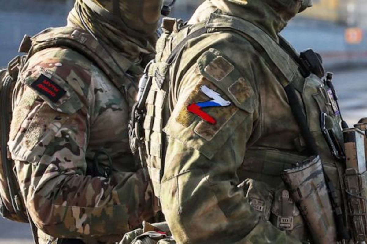 Soldados rusos de guardia en una planta hidroeléctrica en la ciudad de Jersón, en Ucrania, en mayo.