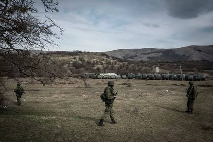 Soldados rusos en una base militar en Perevalnoe, en la Península de Crimea en 2014