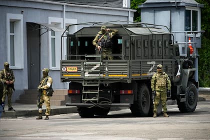 Soldados rusos montan guardia en Kherson