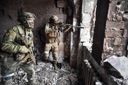 Soldados rusos patrullan en el teatro dramático de Mariupol, golpeado el pasado 16 de marzo por un ataque aéreo, el 12 de abril de 2022 en Mariupol, mientras las tropas rusas intensifican una campaña para tomar la estratégica ciudad portuaria