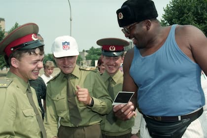 Soldados soviéticos y restos del Muro. Cuando la NFL visitó Berlín al final de la Guerra Fría