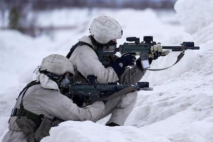 Soldados suecos participan en la primera prueba de los nuevos planes militares de la OTAN en respuesta a la invasión de Rusia a Ucrania