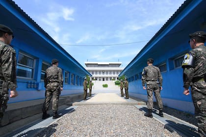 En una cumbre histórica, Kim Jong-un y Moon Jae-in se comprometen a poner fin a la guerra y desnuclearizar Corea
