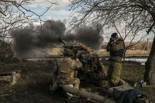 Soldados ucranianos abren fuego con un cañón contra las tropas rusas cerca de la ciudad oriental de Bakhmut