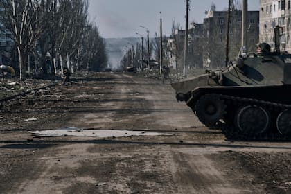 Soldados ucranianos corren en una calle el domingo 9 de abril de 2023, en Bakhmut, Ucrania