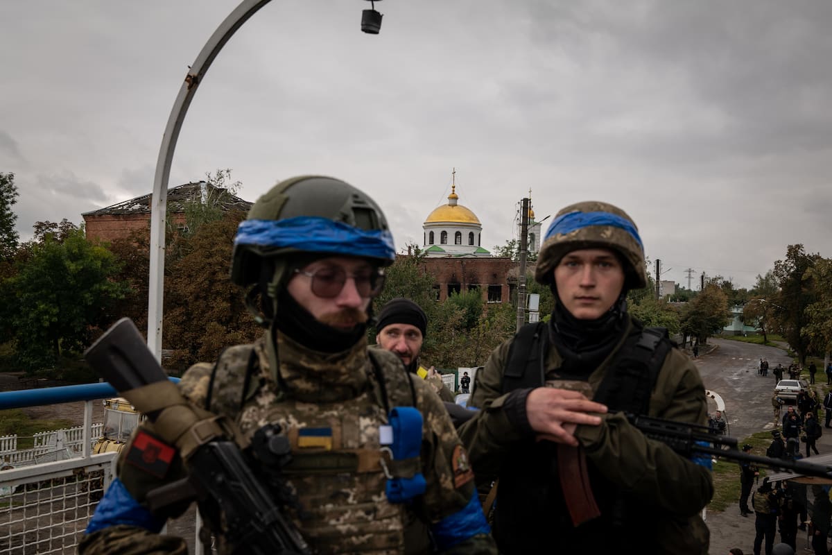 Soldados ucranianos cruzan un puente sobre el río Siverskyi Donets en la estratégica ciudad de Izium