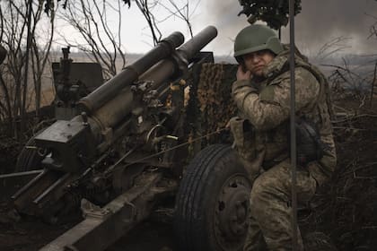 Soldados ucranianos de la 71ª Brigada de Jaeger disparan un obús M101 hacia posiciones rusas en el frente, cerca de Avdiivka, región de Donetsk, Ucrania, el viernes 22 de marzo de 2024.