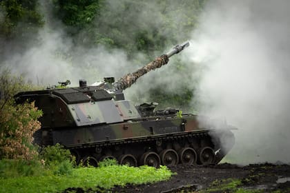 Soldados ucranianos disparan artillería hacia posiciones rusas en el frente de batalla, cerca de Bakhmut, en la región de Donetsk, Ucrania. (AP Foto/Efrem Lukatsky, Archivo)