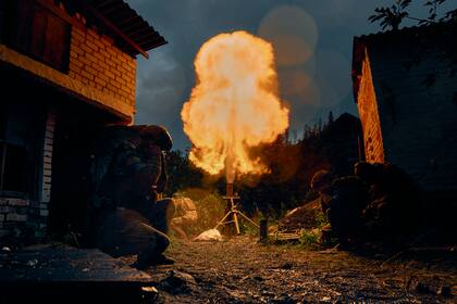 Soldados ucranianos disparan en la recién retomada Kupiansk en la región de Kharkiv, Ucrania, el viernes 23 de septiembre de 2022.