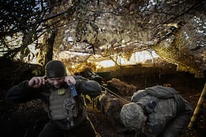 Soldados ucranianos disparan sobre posiciones rusas en un área de Pokrovsk, en el este del país. (Tyler Hicks/The New York Times)