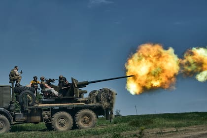 Soldados ucranianos disparan un cañón cerca de Bakhmut, una ciudad oriental donde se han librado feroces batallas contra las fuerzas rusas, en la región de Donetsk, Ucrania, el lunes 15 de mayo de 2023.