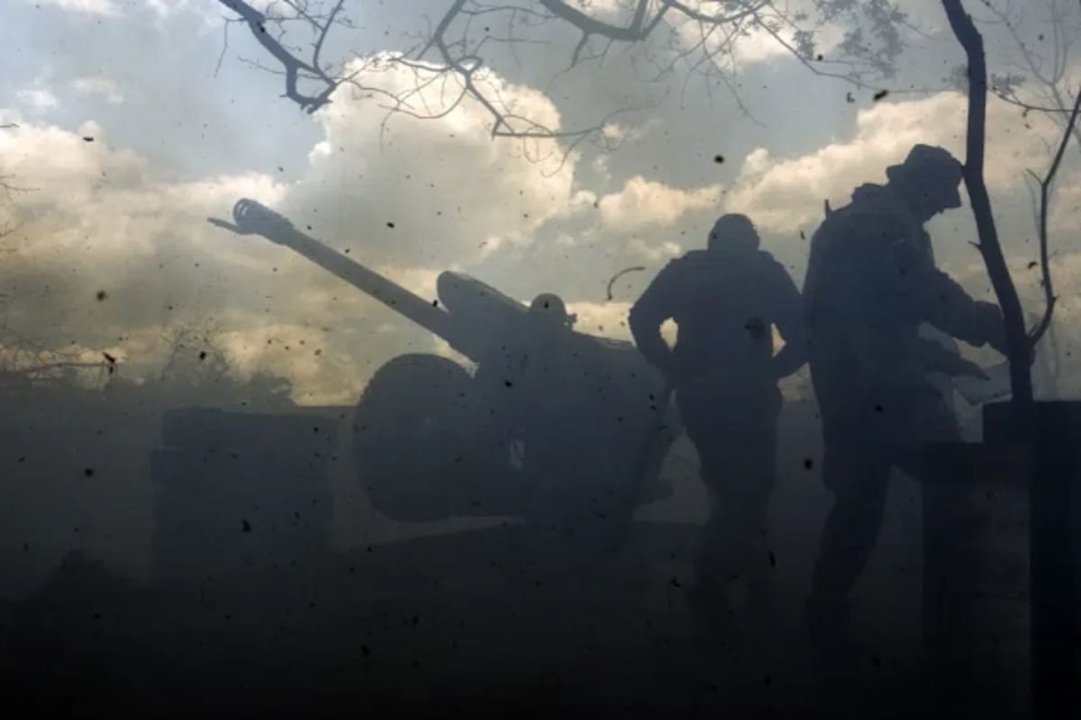 Soldados ucranianos disparan un cañón cerca de Bakhmut, una ciudad del este donde han tenido lugar feroces batallas contra las fuerzas rusas, en la región de Donetsk, Ucrania, el viernes 12 de mayo de 2023