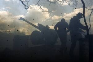 Soldados ucranianos disparan un cañón cerca de Bakhmut, una ciudad del este donde han tenido lugar feroces batallas contra las fuerzas rusas, en la región de Donetsk, Ucrania, el viernes 12 de mayo de 2023