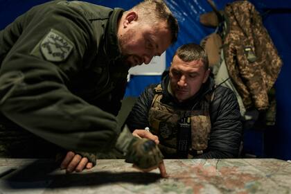 Soldados ucranianos disparan un obús CAESAR de fabricación francesa hacia posiciones rusas, el lunes 26 de diciembre de 2022, cerca de Avdiivka, región de Donetsk, Ucrania. (AP Foto/Libkos)