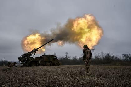 Soldados ucranianos disparan un obús Caesar de fabricación francesa hacia posiciones rusas cerca de Avdiivka, región de Donetsk (Archivo)