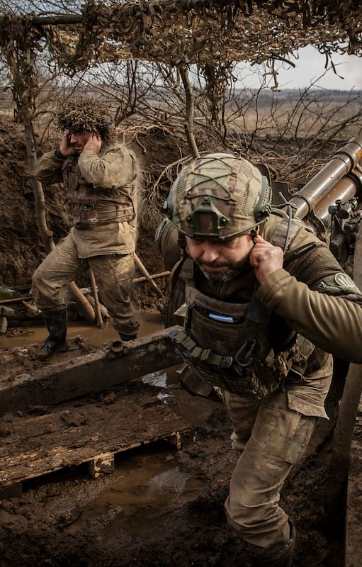 Soldados ucranianos disparan un obús M101A1 cerca de Avdiivka