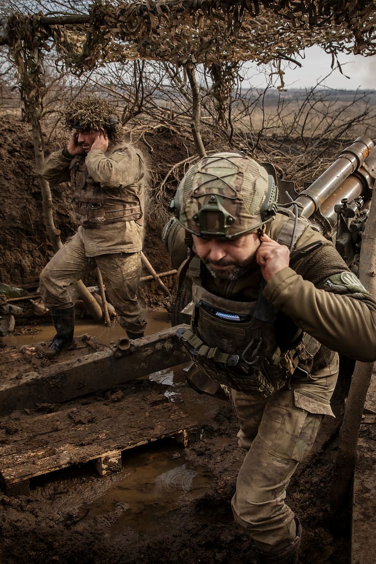 Soldados ucranianos disparan un obús M101A1 cerca de Avdiivka