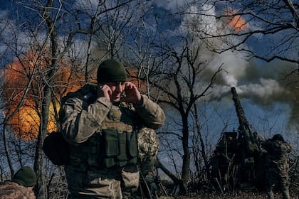 Soldados ucranianos disparan un proyectil hacia posiciones rusas cerca de Bájmut, en la región de Donetsk, Ucrania, el domingo 5 de marzo de 2023. (AP Foto/Libkos)