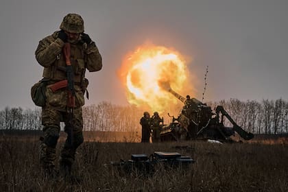 Soldados ucranianos disparan un sistema de artillería Pion contra posiciones rusas cerca de Bakhmut, en la región de Donetsk, Ucrania, el viernes 16 de diciembre de 2022.