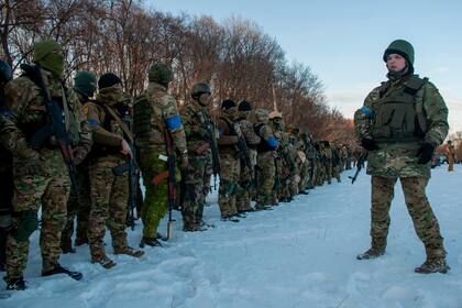 Soldados ucranianos, durante un entrenamiento a las afueras de Járkiv, Ucrania, el 11 de marzo de 2022. (AP Foto/Andrew Marienko)