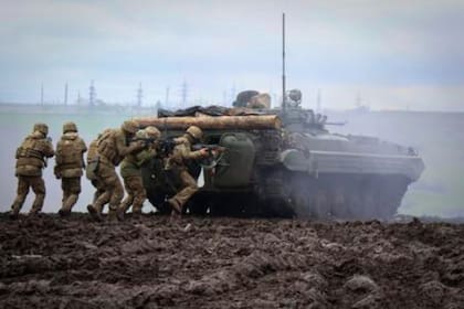 Soldados ucranianos durante un entrenamiento en la región de Donetsk, Ucrania, el sábado 15 de abril de 2023