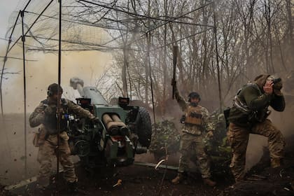 Soldados ucranianos emplean un obús D-30 en el frente cerca de Bájmut, en la región de Donetsk, Ucrania, el miércoles 19 de abril de 2023. (Roman Chop via AP)