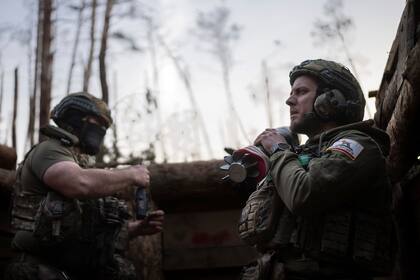 Soldados ucranianos en el frente de Kreminna, en la región de Donetsk