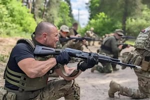 Soldados ucranianos en posición de combate en la ciudad de Lysychansk.