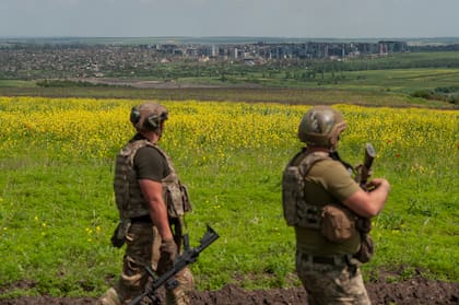Soldados ucranianos en sus posiciones el lunes 5 de junio de 2023, con la ciudad de Bakhmut al fondo, en la región de Donetsk, Ucrania. (Iryna Rybakova vía AP)