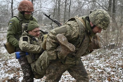 Soldados ucranianos en un ejercicio militar en la región de Kherson. (Genya SAVILOV / AFP)