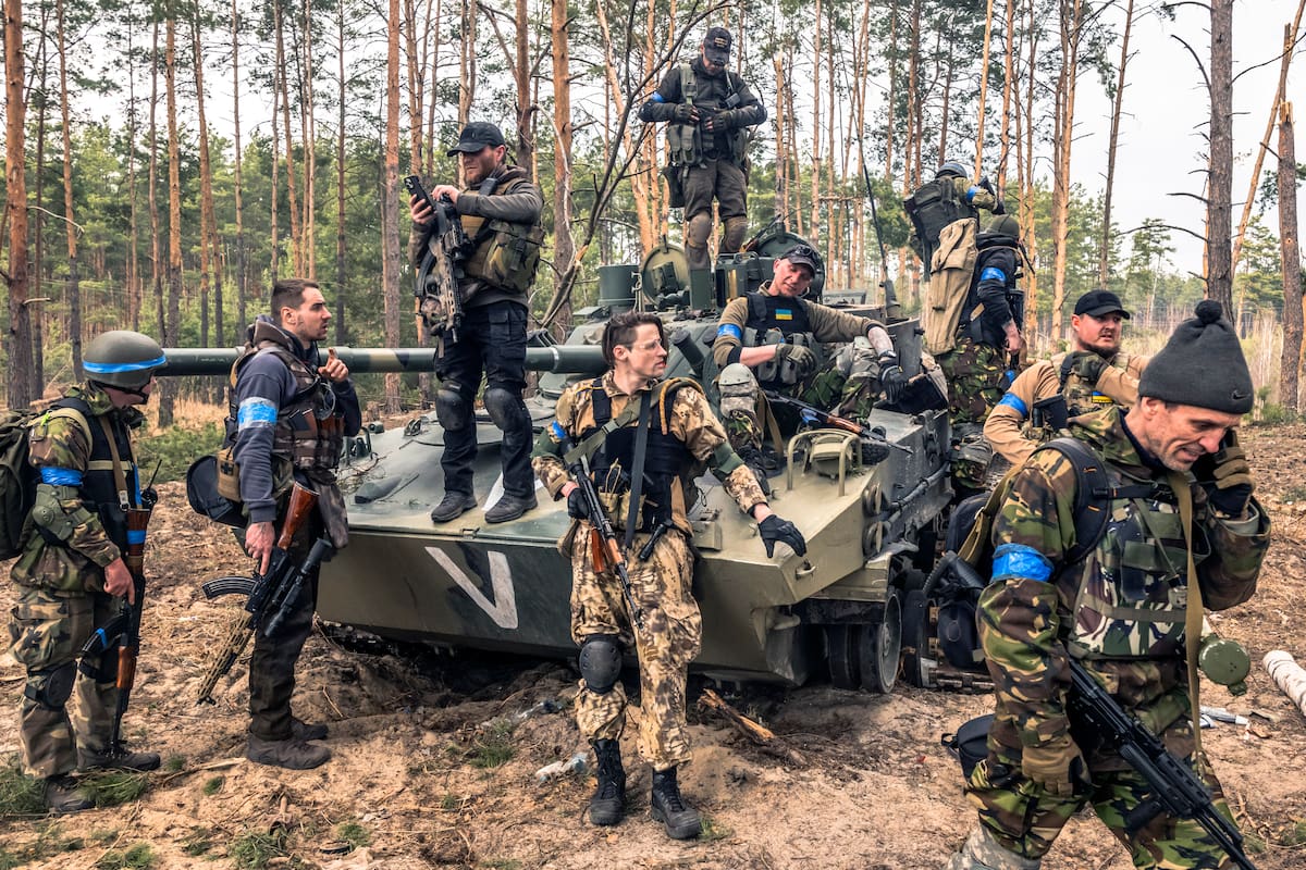 Soldados ucranianos en un operativo en Irpin. (Daniel Berehulak/The New York Times)