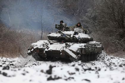 Soldados ucranianos en un tanque cerca de Bakhmut, en la región de Donetsk. (Anatolii STEPANOV / AFP)