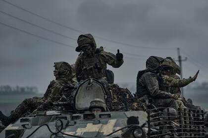 Soldados ucranianos en un vehículo artillado rumbo a sus posiciones en el frente de batalla, el lunes 1 de mayo de 2023, cerca de Vuhledar, en la región de Donetsk, Ucrania.