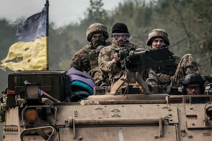 Soldados ucranianos en un vehículo blindado cerca de la ciudad recientemente recuperada de Lyman, en la región de Donetsk, el 6 de octubre de 2022, en medio de la invasión rusa de Ucrania. (Photo by Yasuyoshi CHIBA / AFP)