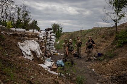 Soldados ucranianos en una posición atrincherada cerca del frente de Kherson en septiembre de 2022.