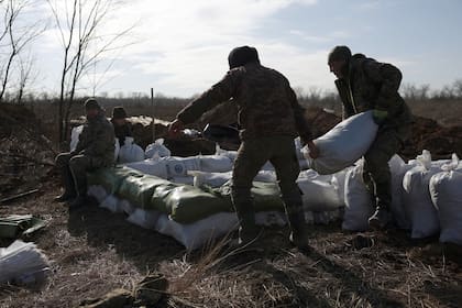 Soldados ucranianos, en una posición cerca de Avdiivka, en la región de Donetsk. (Anatolii STEPANOV / AFP)